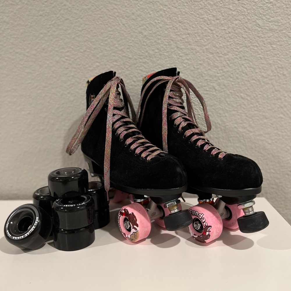 Women’s 8  Moxi Skates. Lolly Outdoor Complete- Classic Black Suede